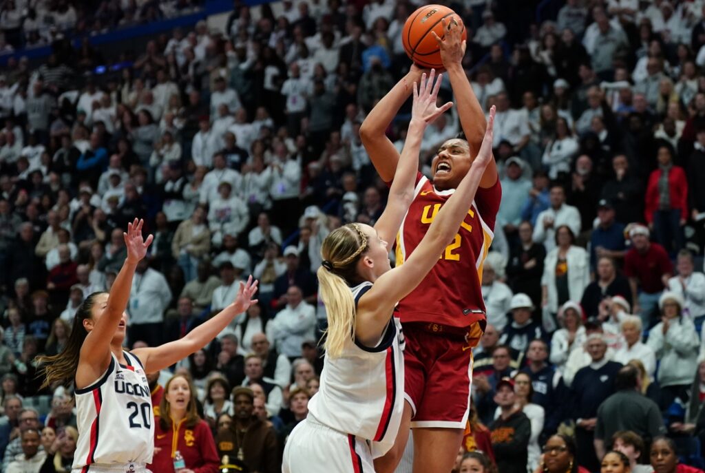 Women’s Top 25: No. 7 tips USC No. 4 UConn